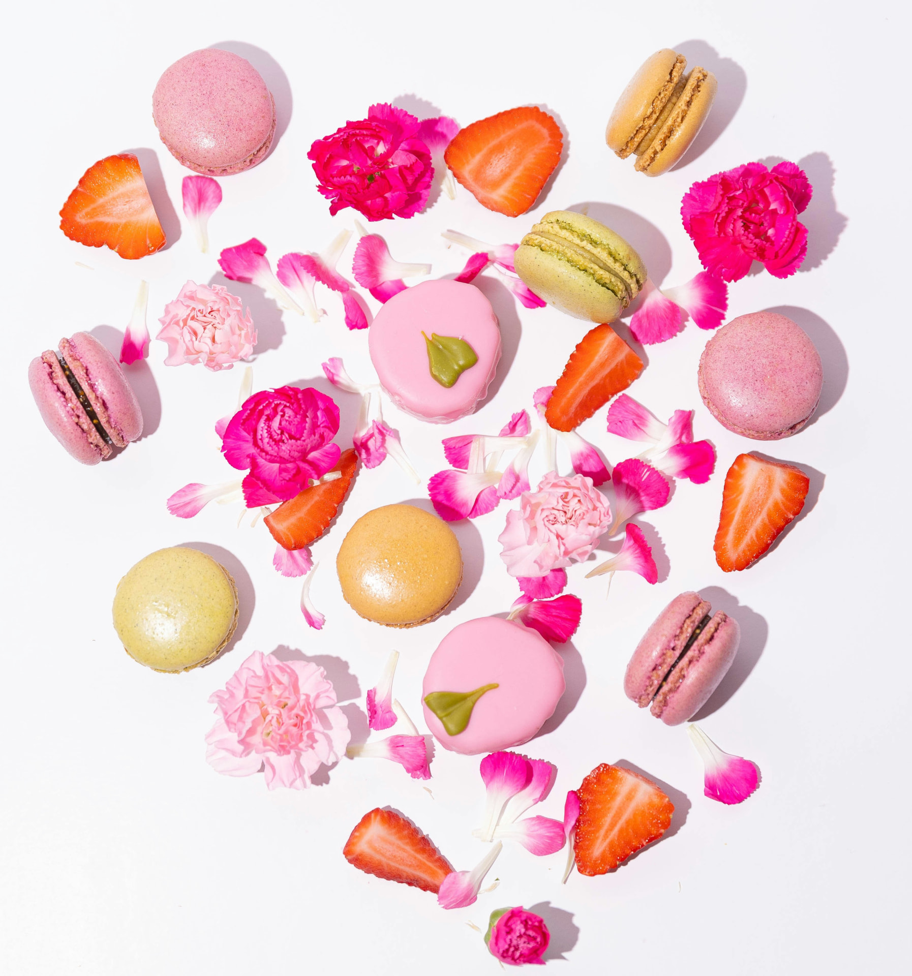 Macarons, fragole e garofani rosa: regali beauty dolci e low cost per San Valentino