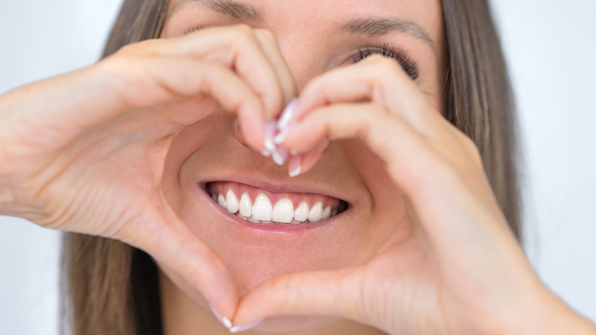 Sbiancamento denti fai da te: cosa funziona e cosa evitare