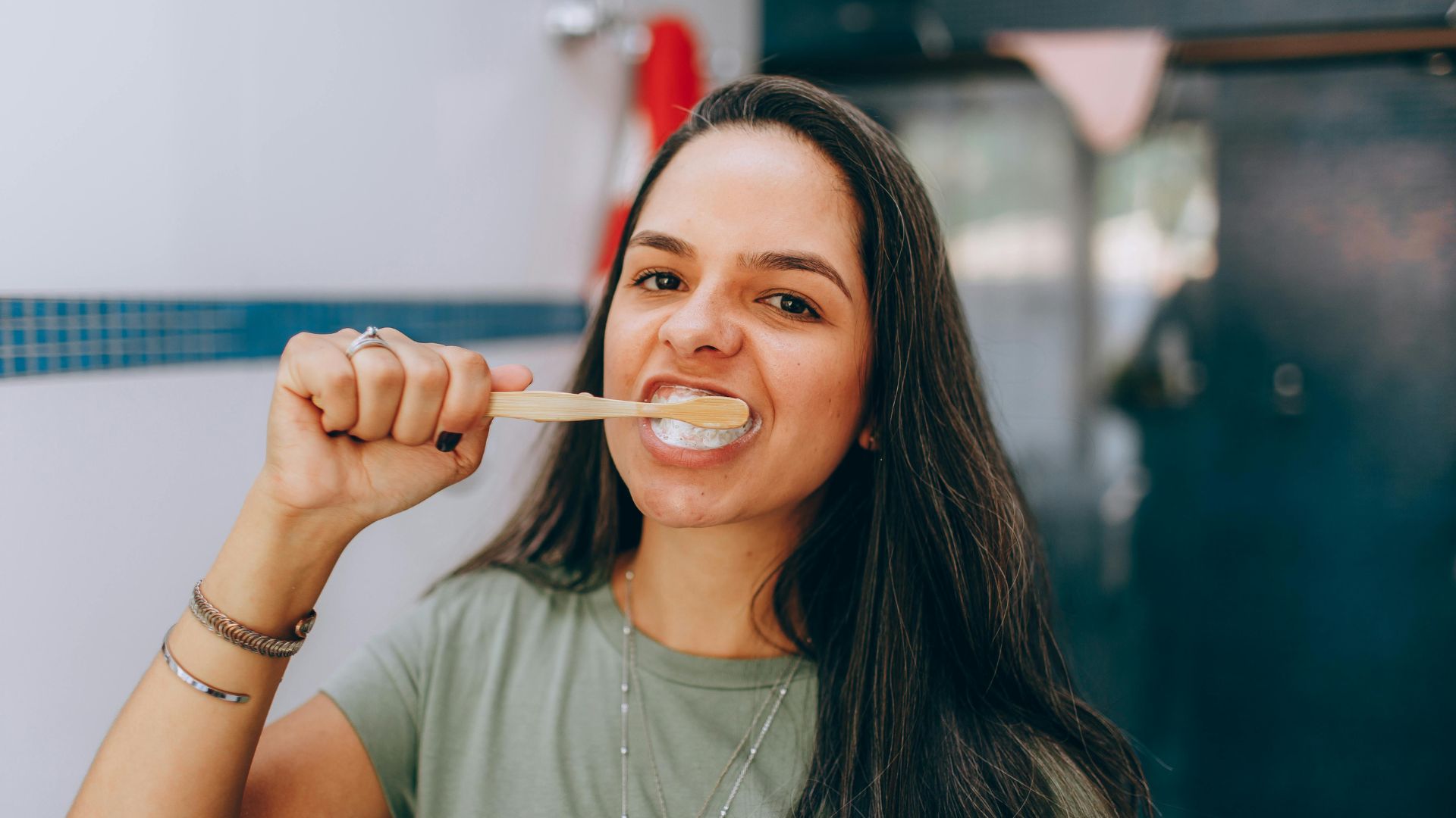 Ragazza che si lava i denti