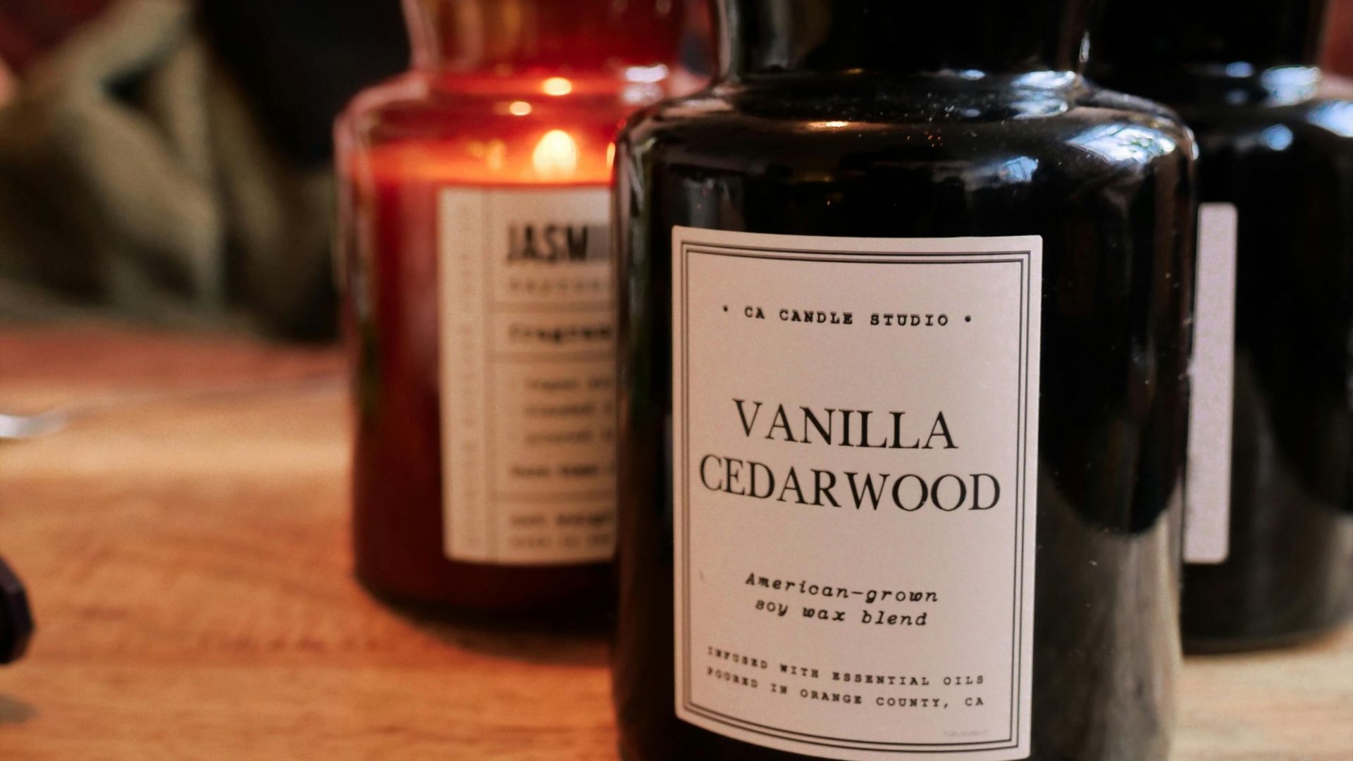 Flacone Vanilla Cedarwood con candela accesa