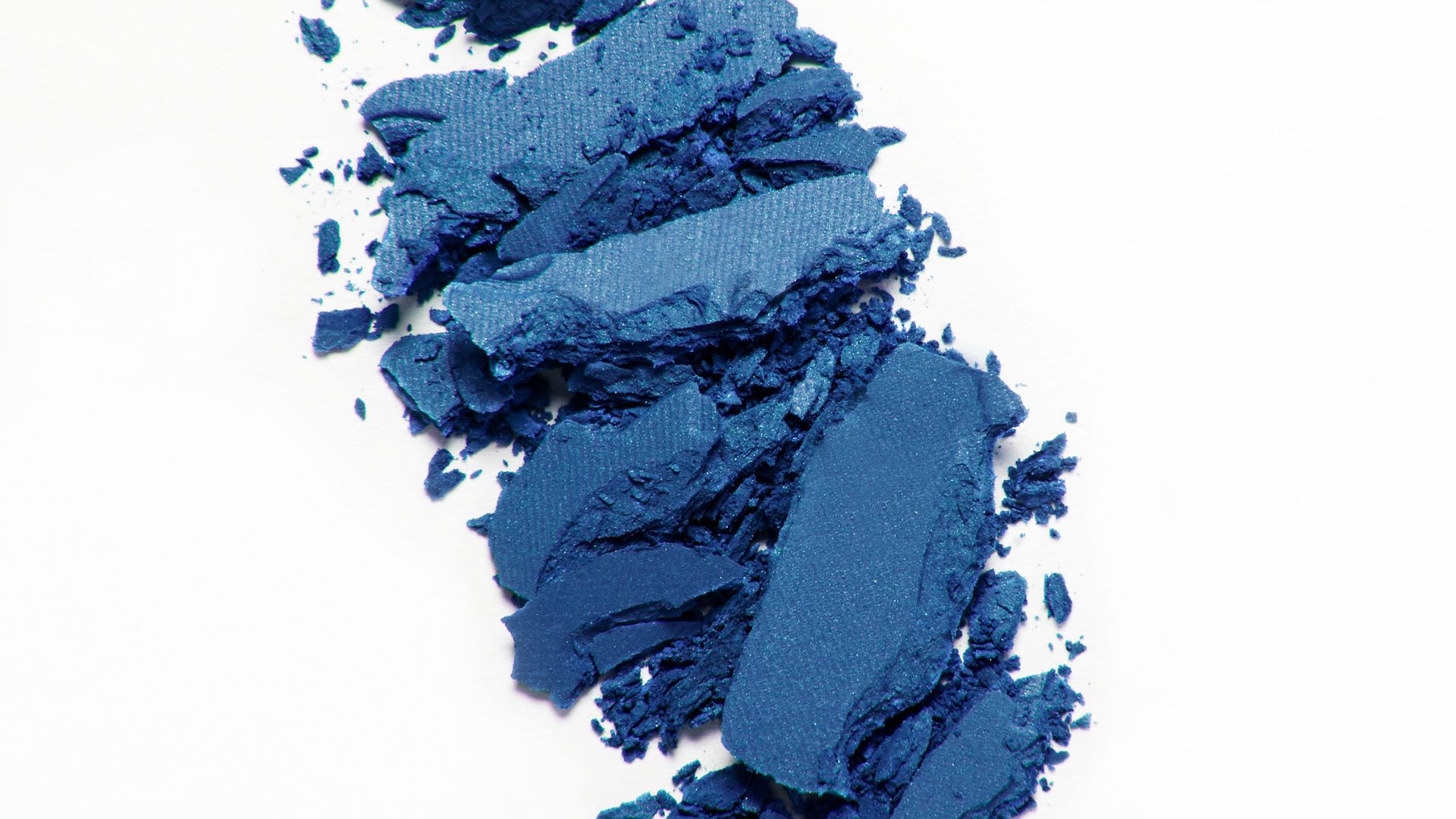 Ombretto blu in polvere frantumato