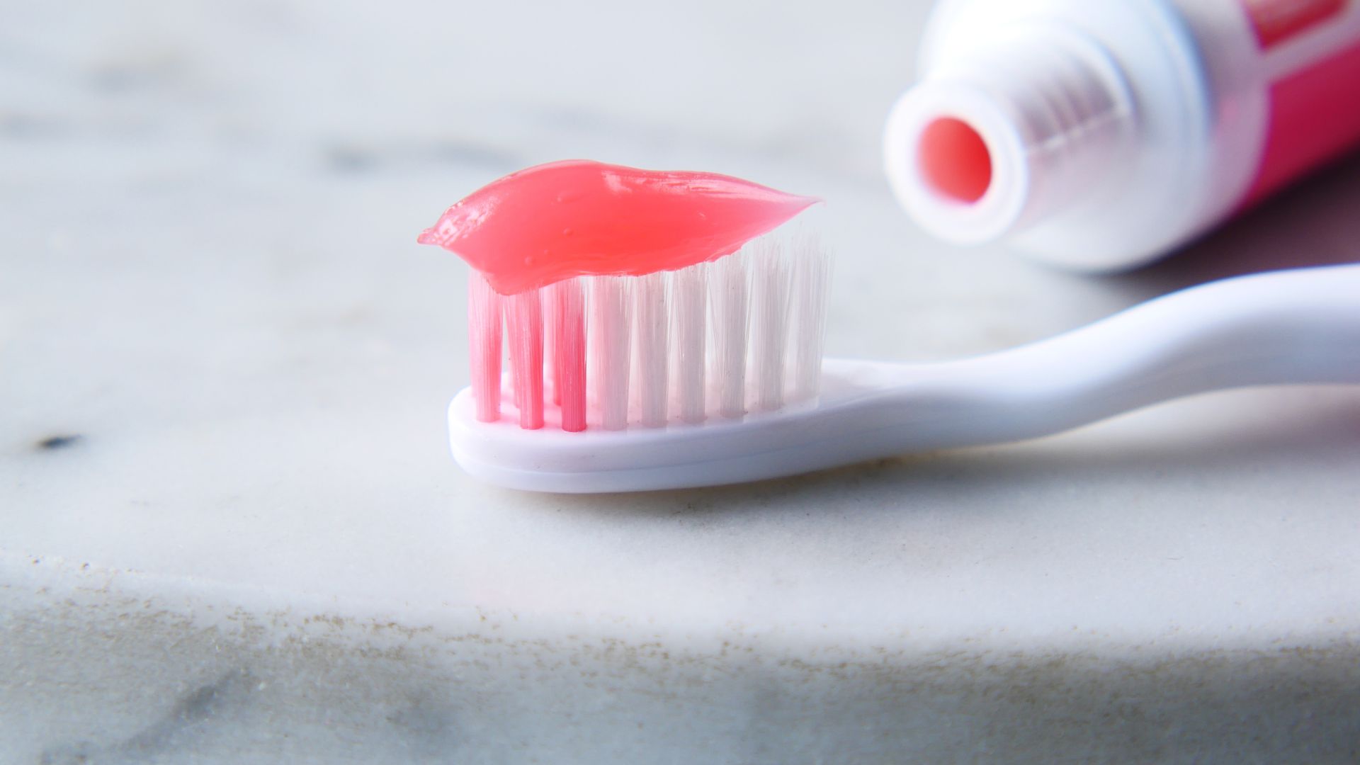 Come scegliere il dentifricio giusto per ogni esigenza