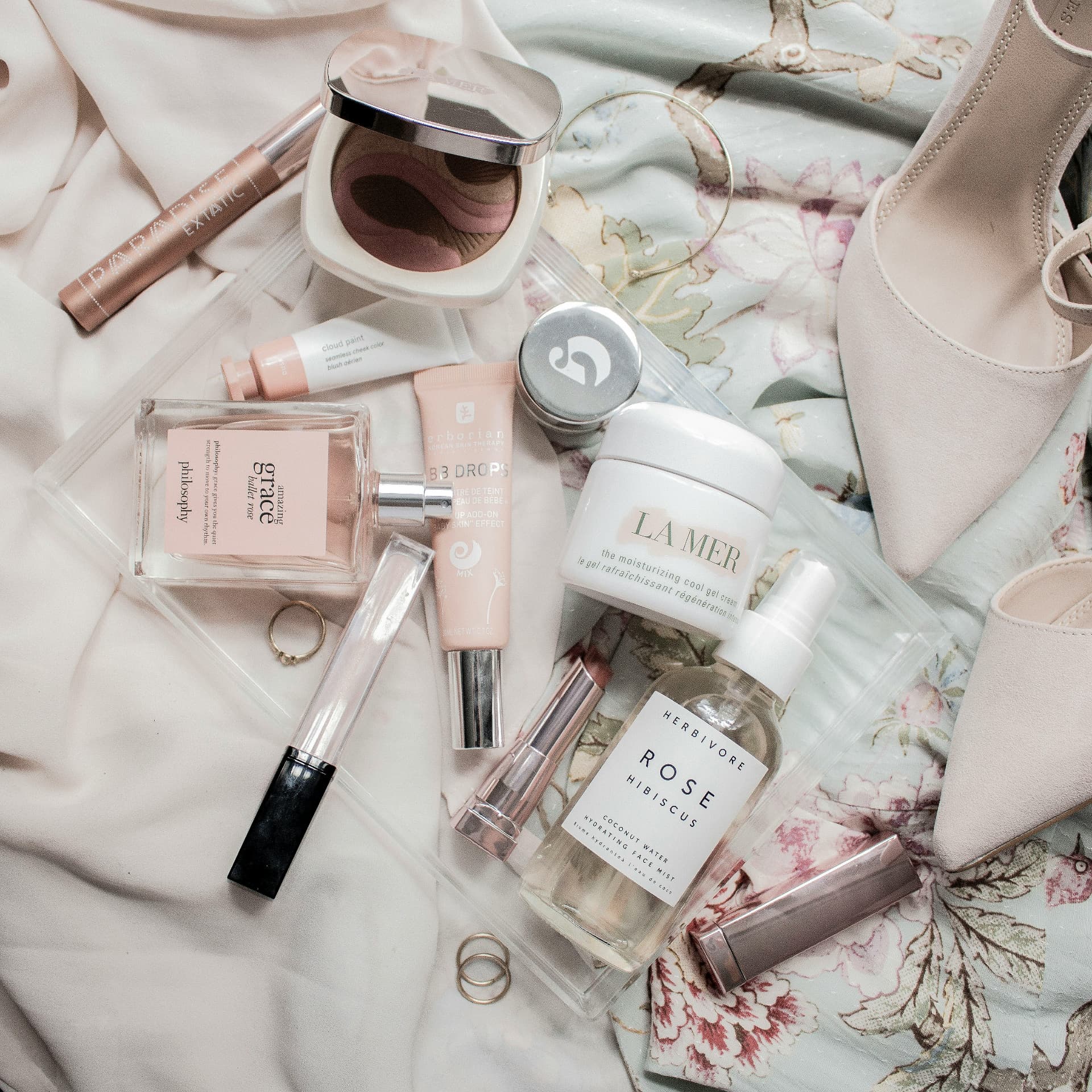 Prodotti trattanti e base viso con crema idratante, blush in crema e rossetti