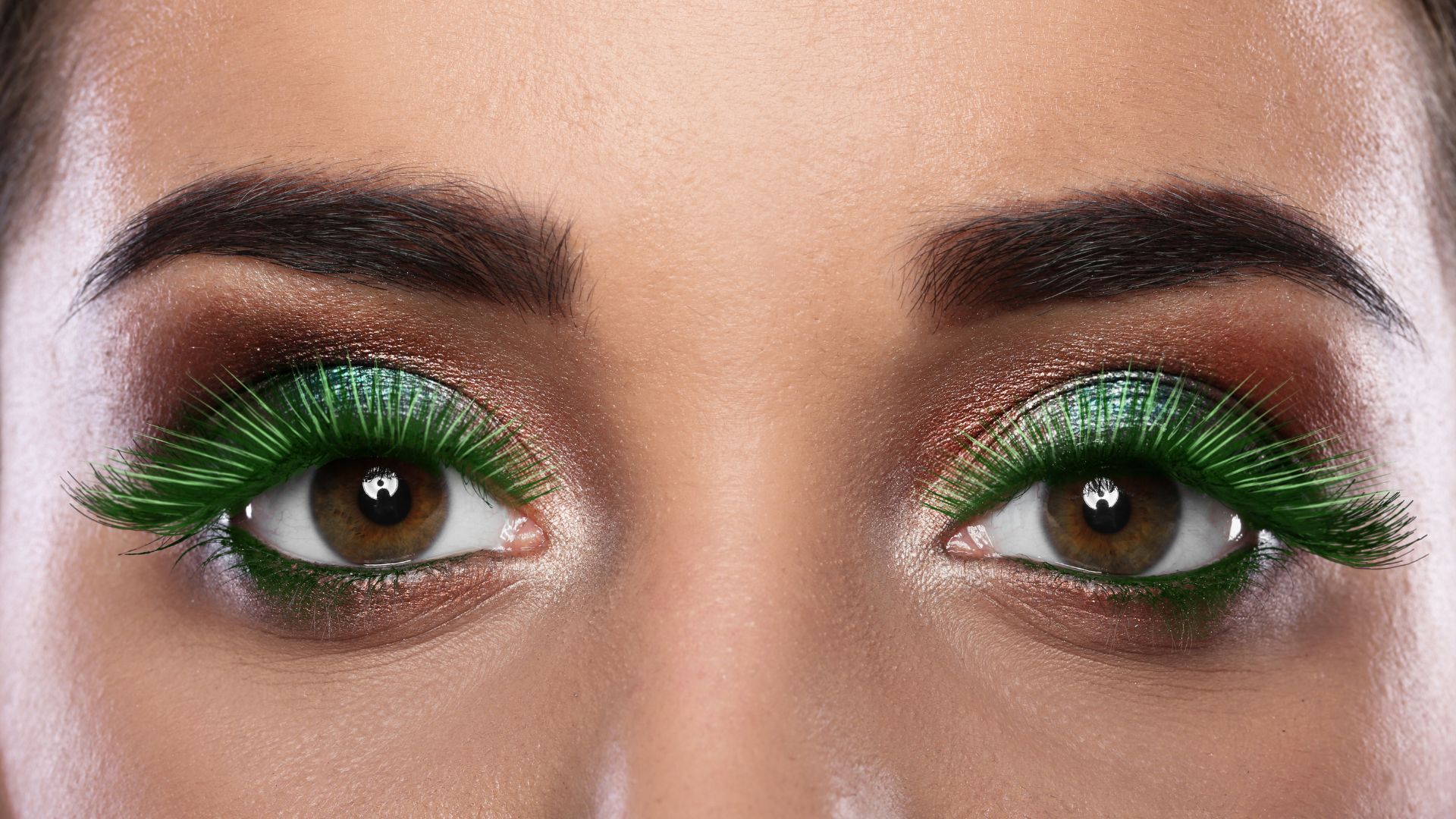 Occhio truccato con mascara colorato