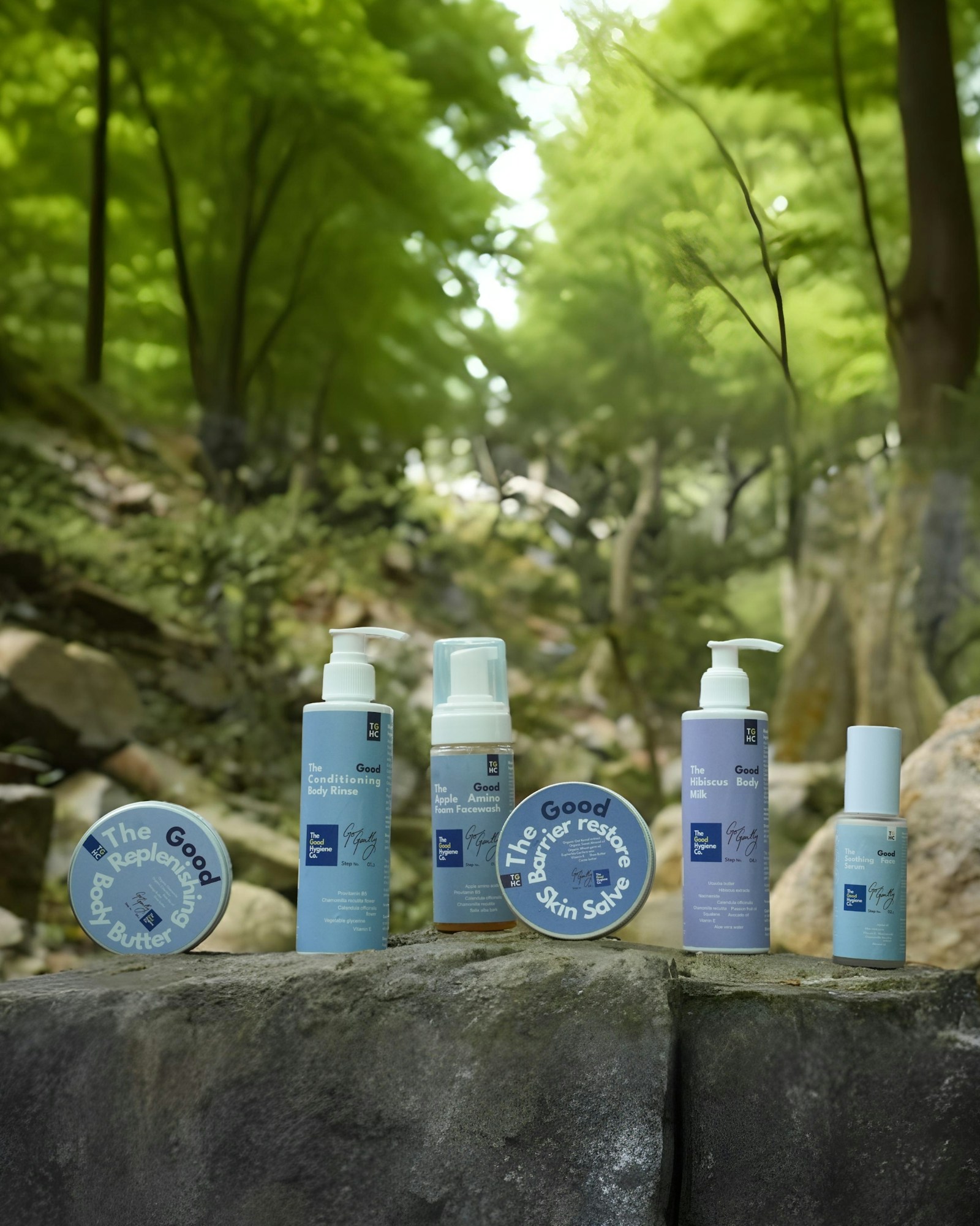 Prodotti skincare per il contorno occhi esposti su rocce in un bosco