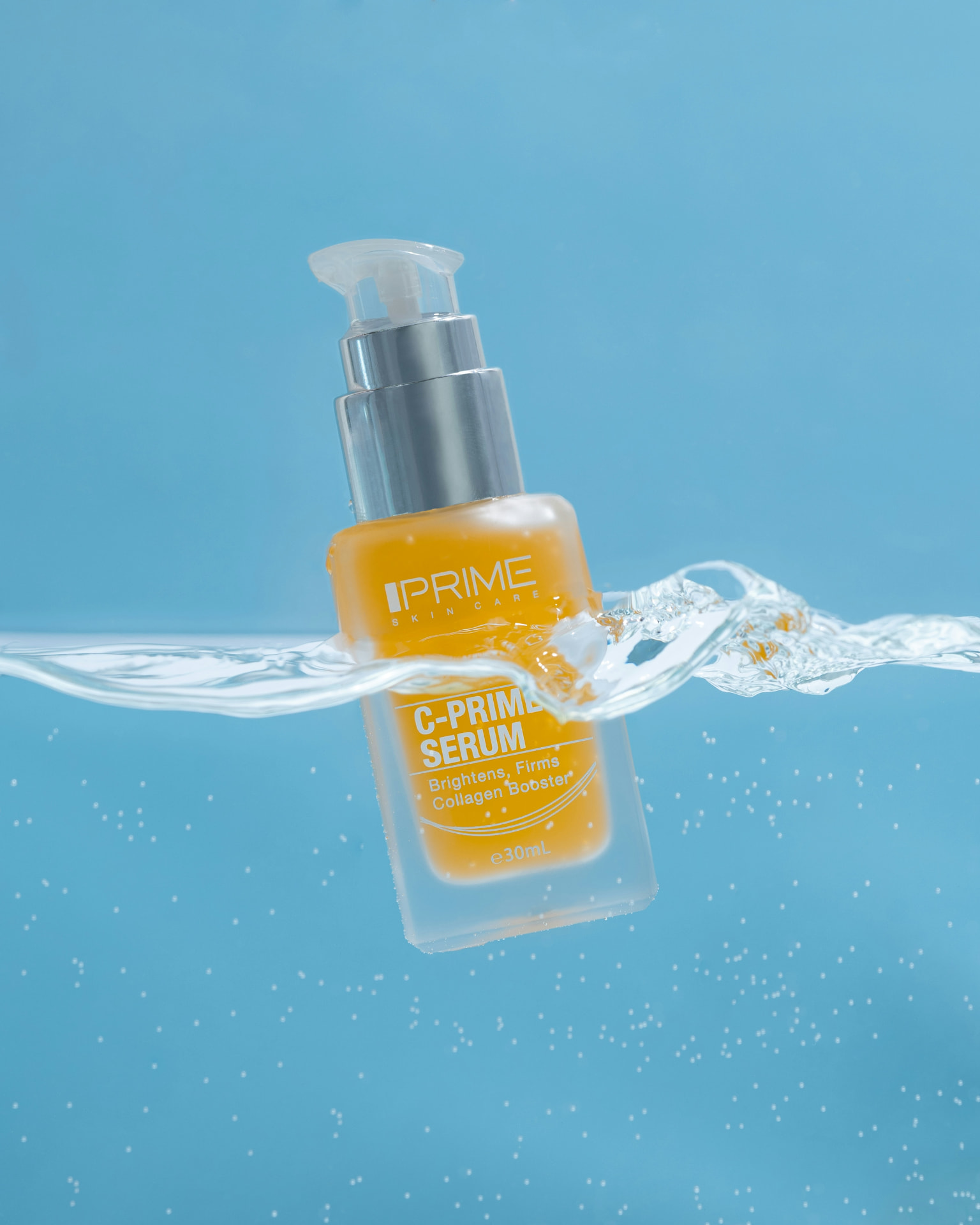 Siero viso alla vitamina C in flacone con pompetta immerso nellacqua