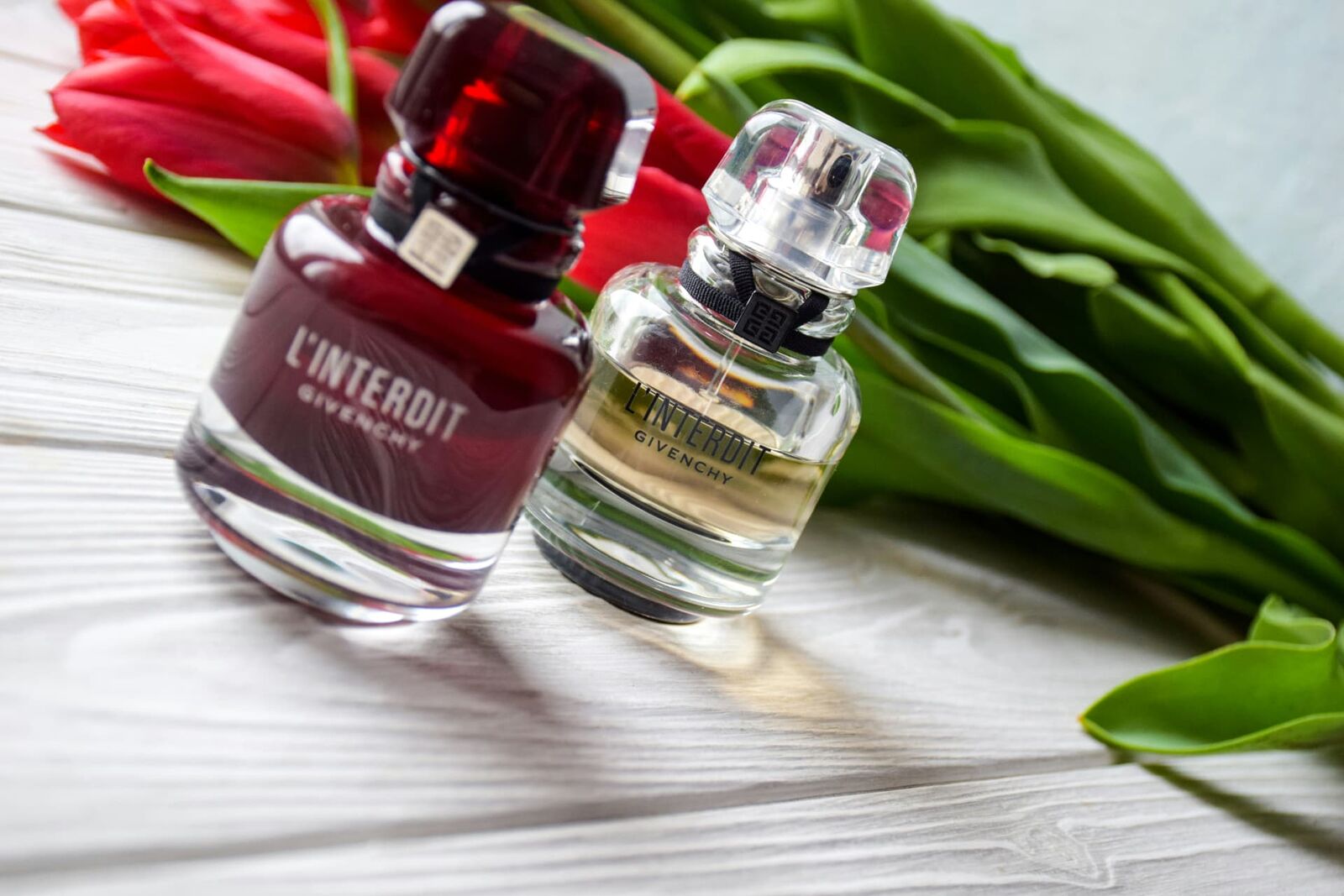 Profumo floreale in vetro trasparente con fiori bianchi