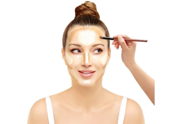 Sfumatura bianca crema sulla superficie beige