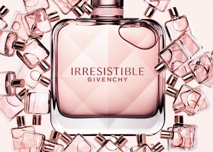 La donna chic delle fragranze Givenchy