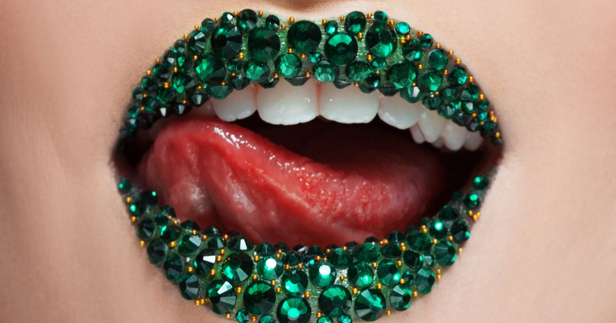 Make up strass e adesivi per il viso | Tutto quello che devi sapere per applicarli al meglio